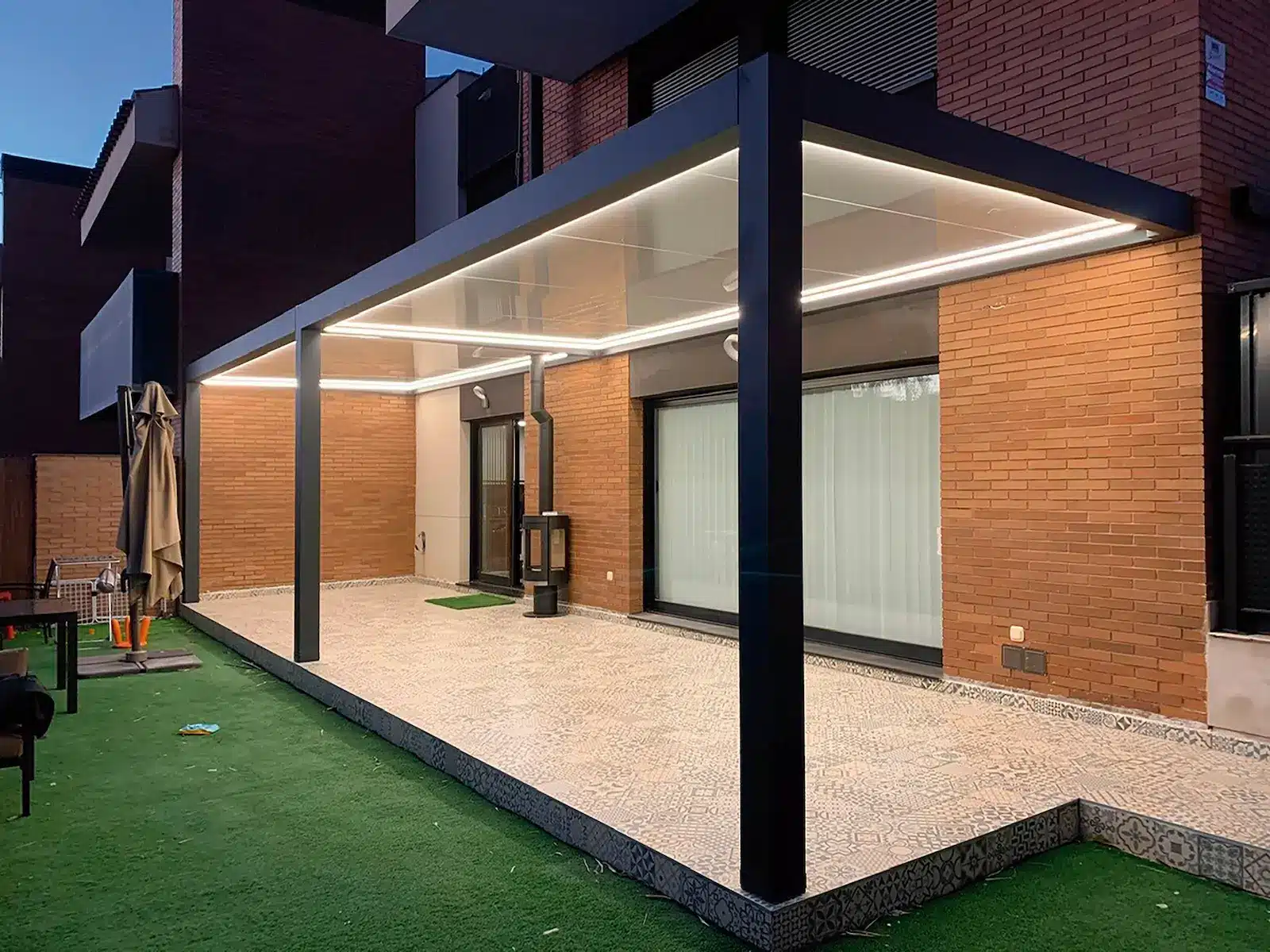 Pergole a tetto fisso 4 PERGOLA A TETTO FISSO ALU