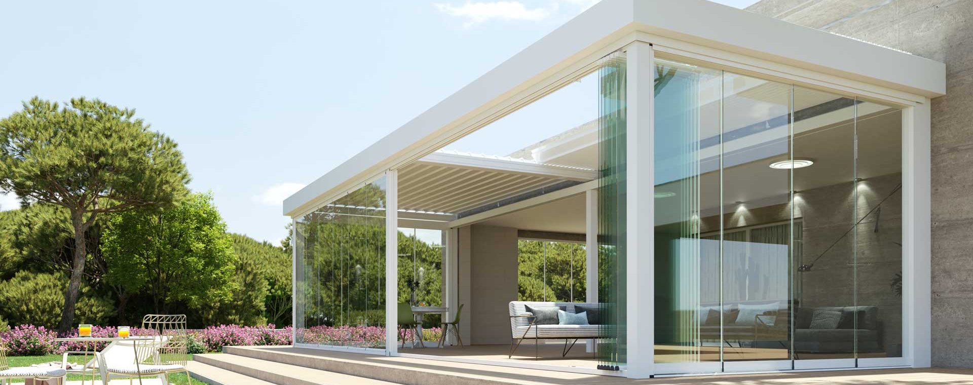Hilios 2 Pergola bioclimatica vetrata bianca in una casa moderna.