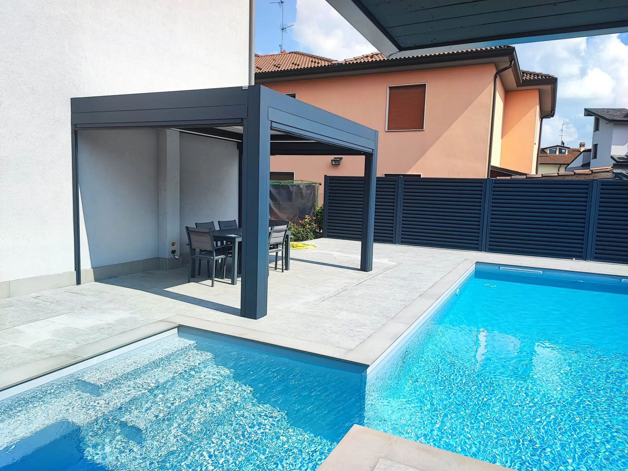 pergola bioclimatica e recinzione frangisole a bordo piscina header1