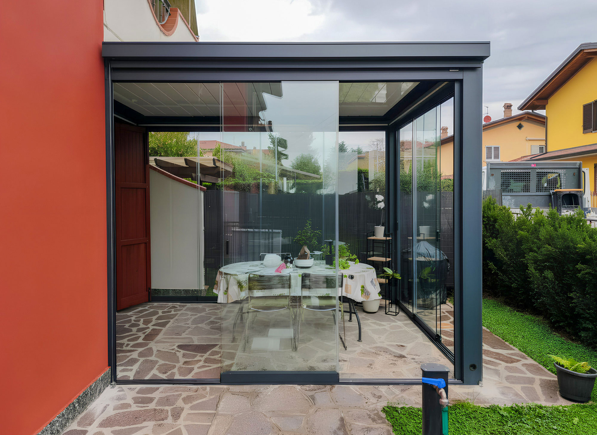 pergola bioclimatica in un giardino compatto2a