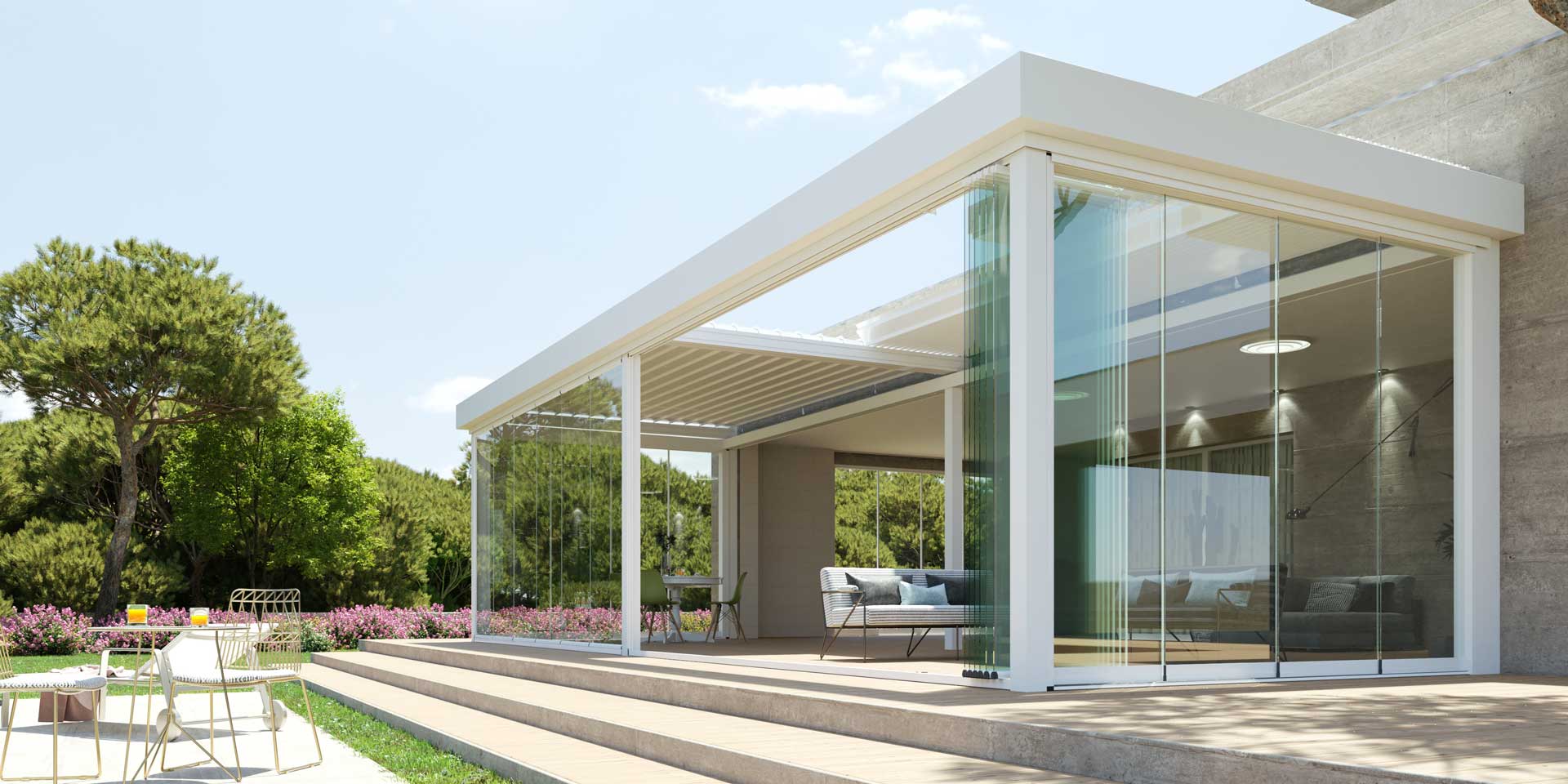Pergola bioclimatica vetrata bianca in una casa moderna.