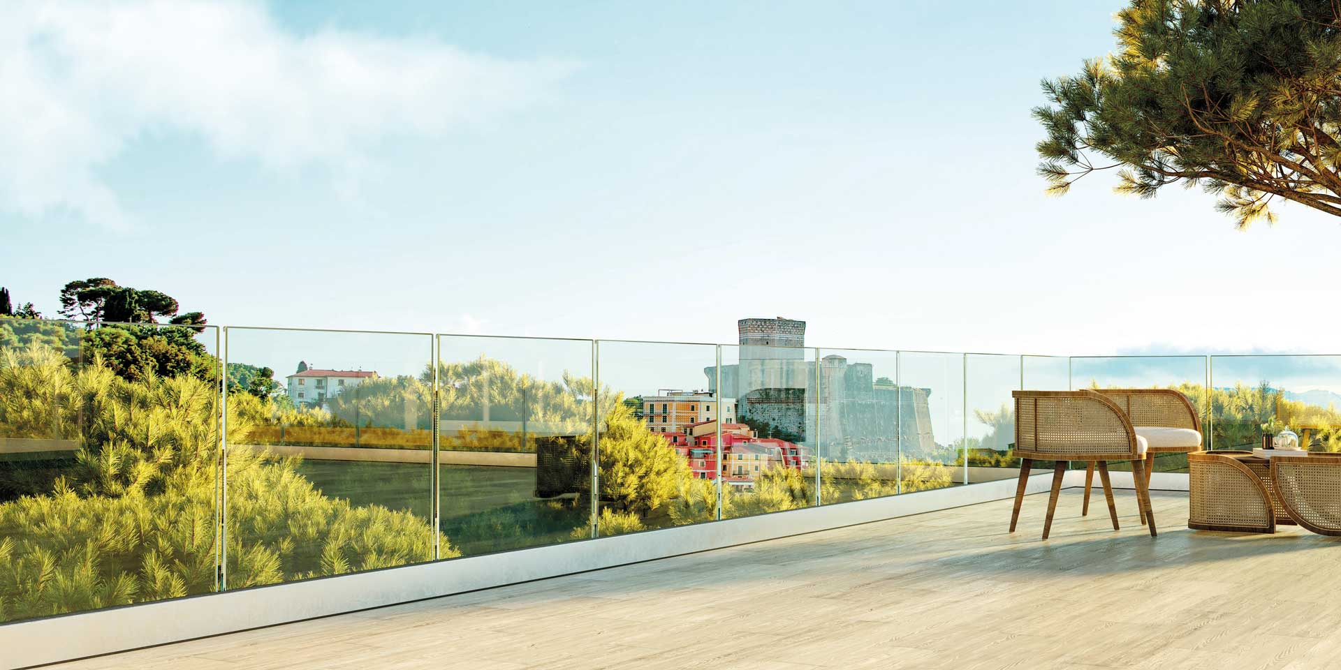 Vetrata panoramica di un balcone di una casa di lusso moderna.